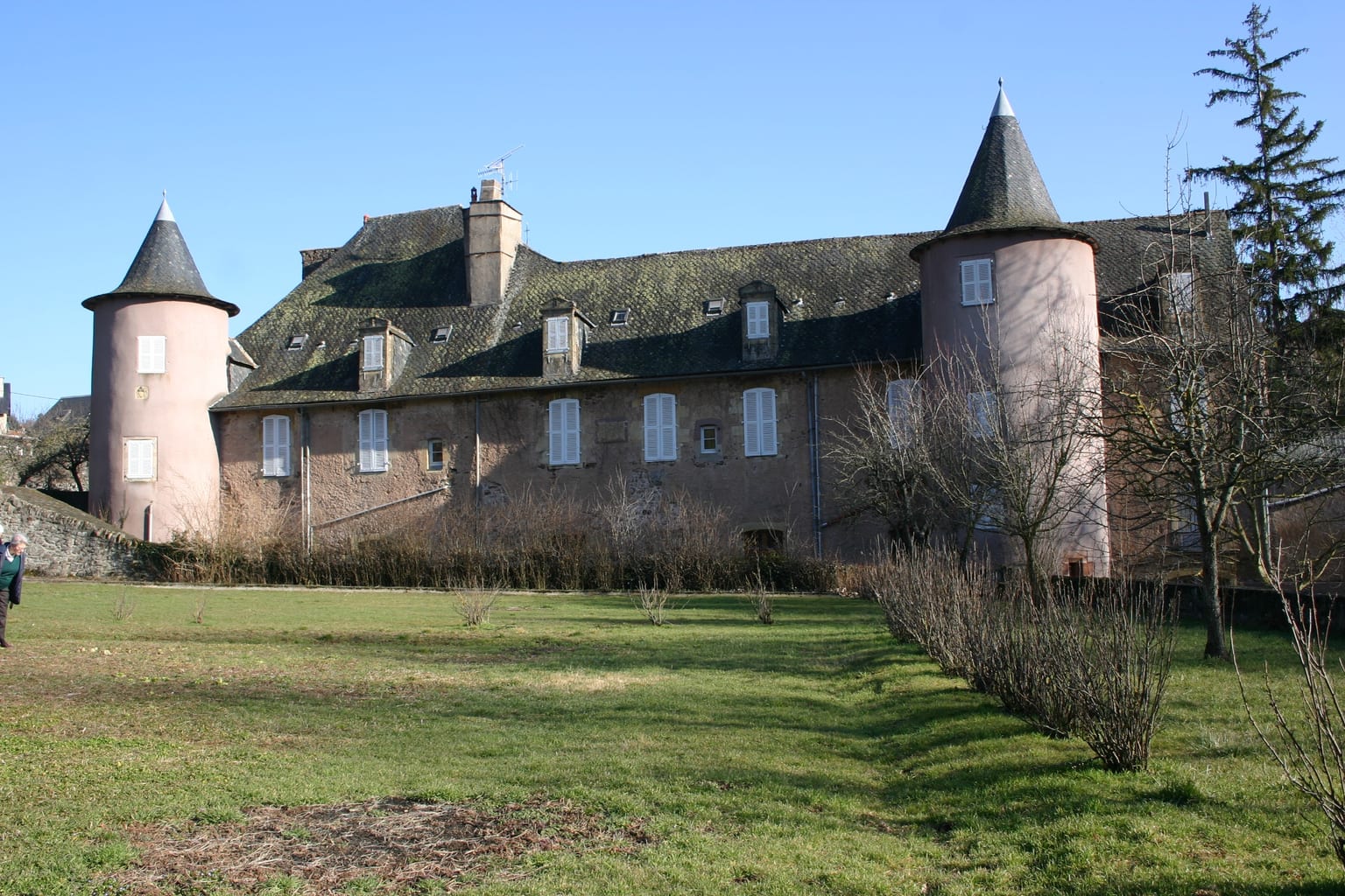 L'abbaye du Monastère, ses deux tours et son parc
