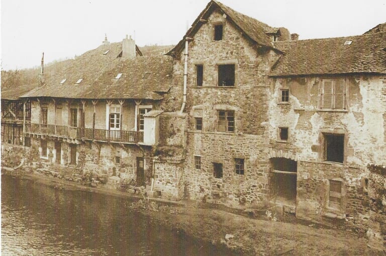 Photographie ancienne : maisons et galeries de bois au bord de l'Aveyron