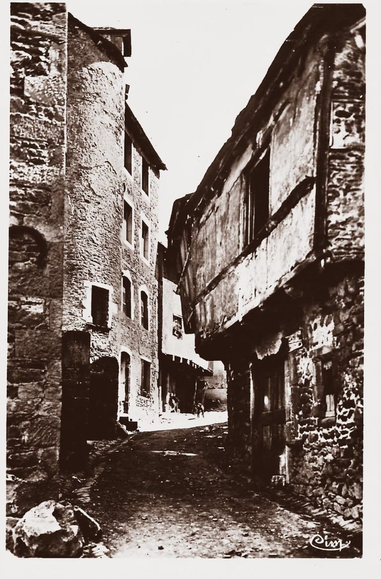 Carte postale ancienne : une rue à colombages du Monastère