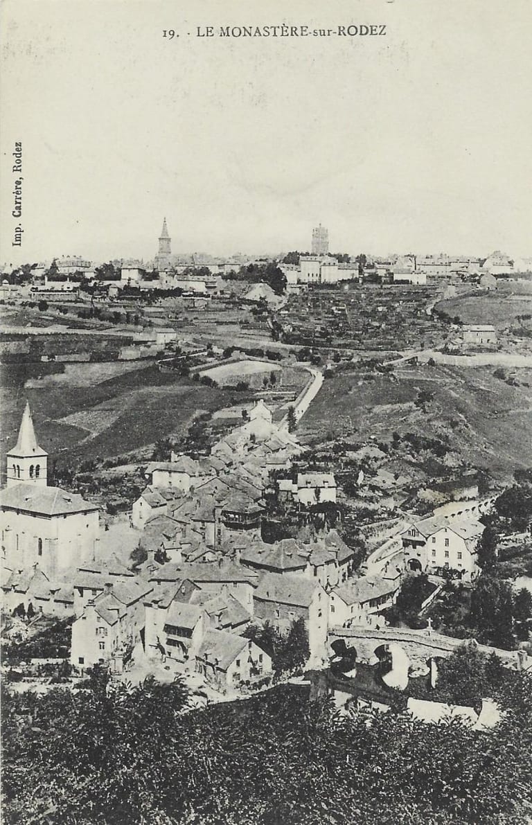 Carte postale ancienne : vue générale du Monastère-sur-Rodez